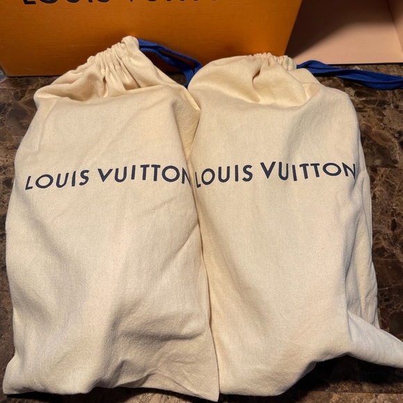 Authentic Louis Vuitton sneakers - Picture 11 of 14